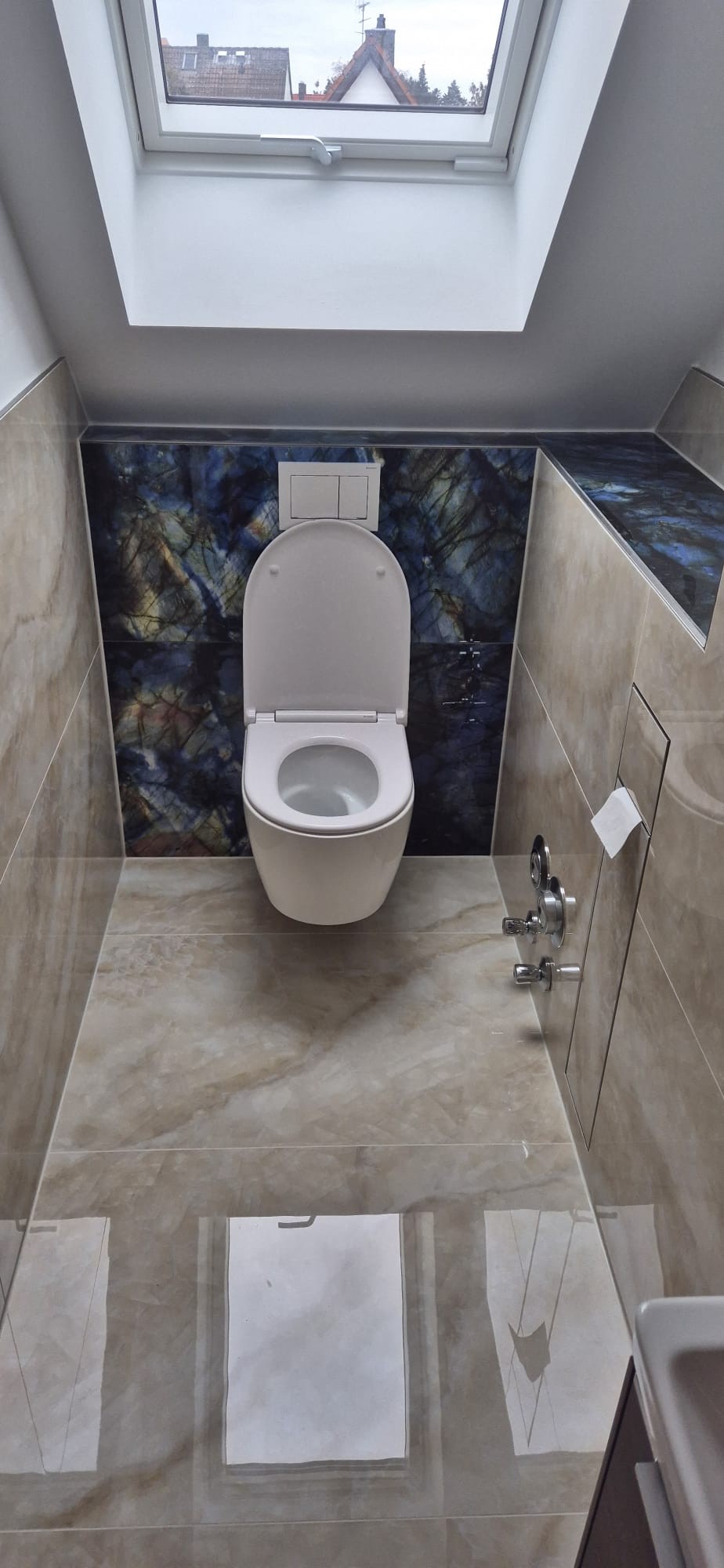 Modernes WC unter Dachfenster in einem hochwertig sanierten Badezimmer in München